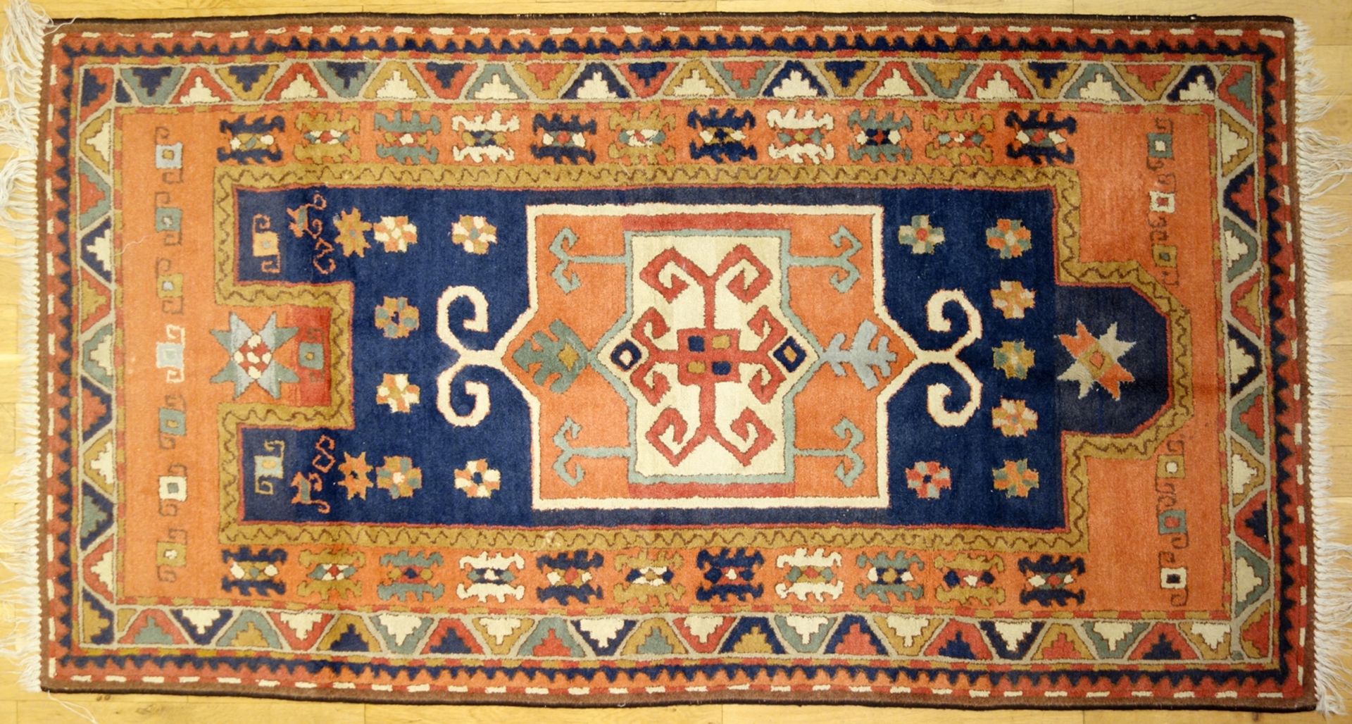 Teppich, Kasak, Maße: 170*99cm GebrauchsspurenCarpet, Kasak, dimensions: 170 * 99cm, traces of