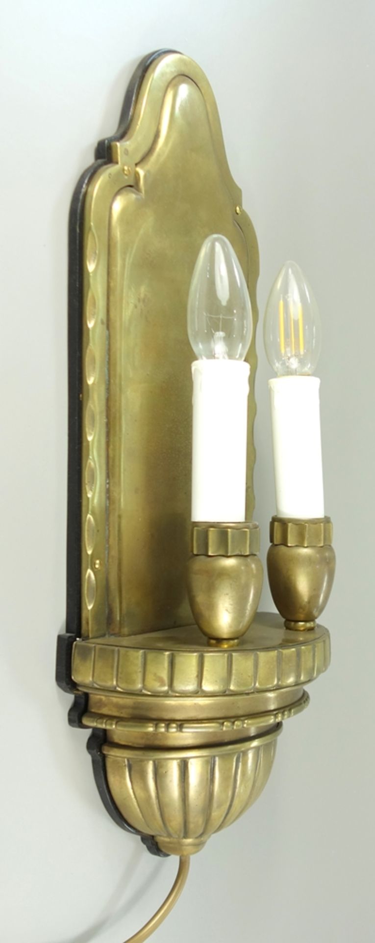 Paar große Wandlampen, 1920er Jahre, Messing, jeweils zweiflammig, zwei Kerzenfassungen auf - Bild 2 aus 2