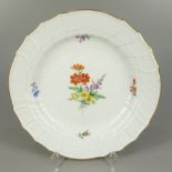 Teller, Bunte Blumen, "Neu Ozier"-Relief, Meissen, nach 1924, D.18,5cm, unterglasurblaue