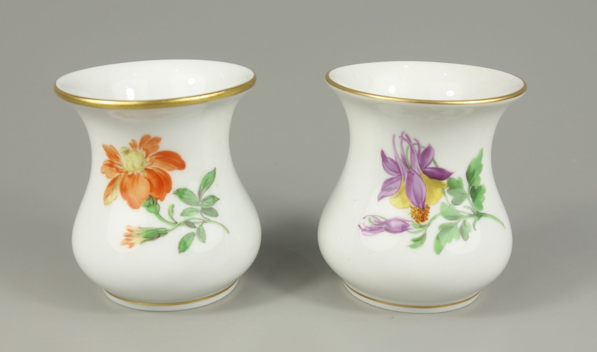 Paar kleine Vasen mit Blumen, Meissen, nach 1934, 1* I.Wahl, H. jeweils 6,3cm, 1* unterglasurblaue