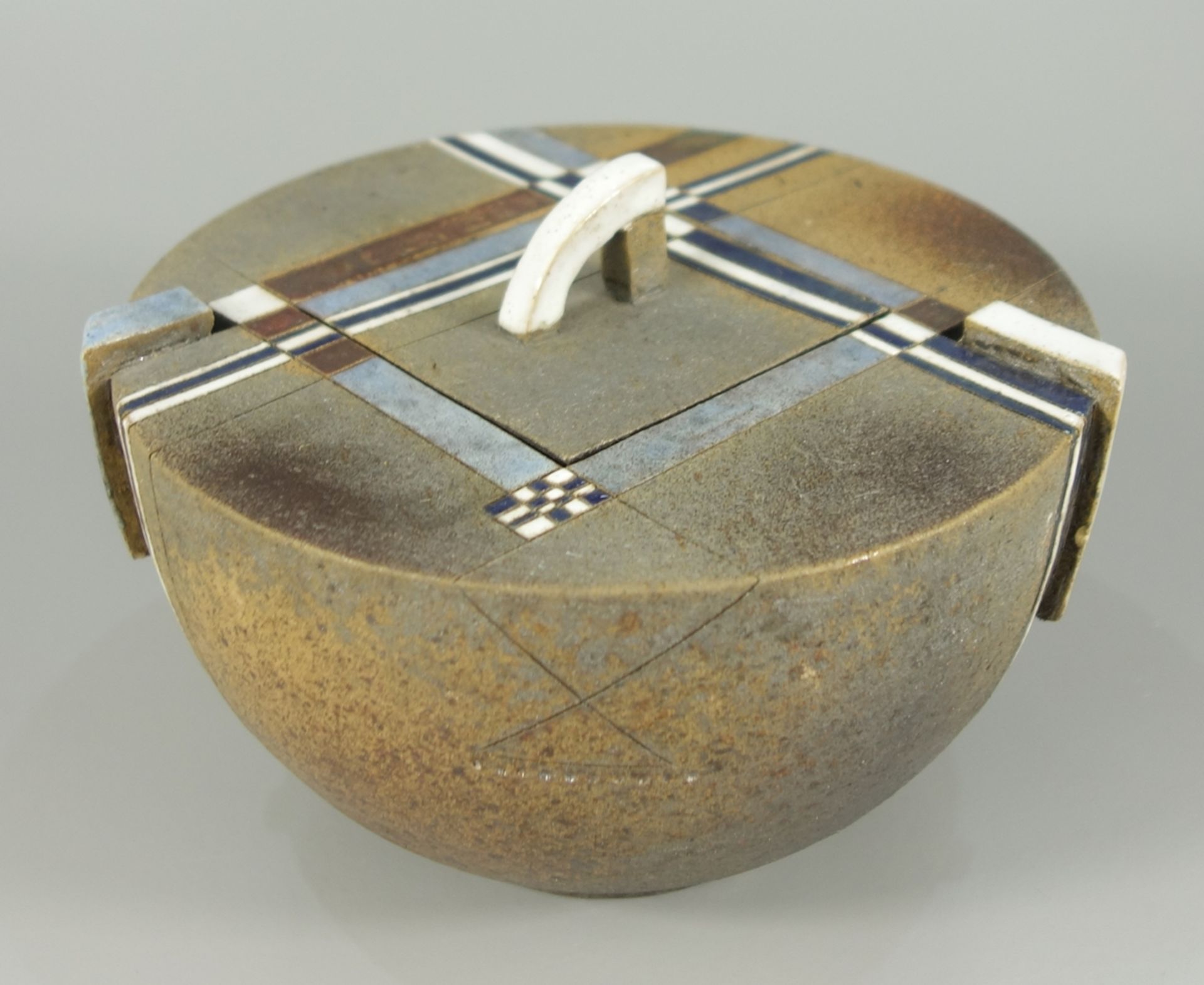 Raku-Dose, 1990, Hans-Peter Mader (*1951), Dose in Halbkugelform, mit geometrischem Ritzdekor, - Bild 3 aus 4