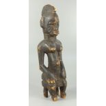 Dogon Figur, Bamana, Mali, Holz geschnitzt, auf einem Stuhl sitzende weibliche Darstellung, H.31,