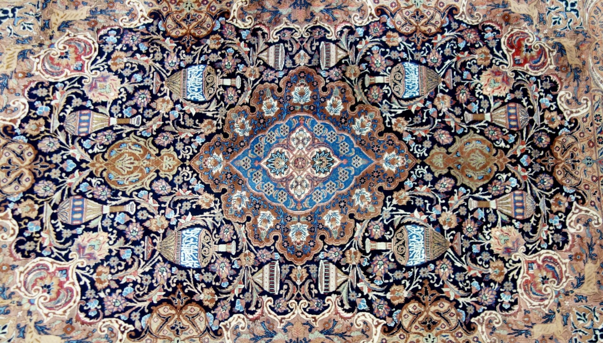 Teppich, Kashmar, mit Vasenmotiven, Maße: 240*360cm, GebrauchsspurenCarpet, Kashmar, with vase - Bild 2 aus 3