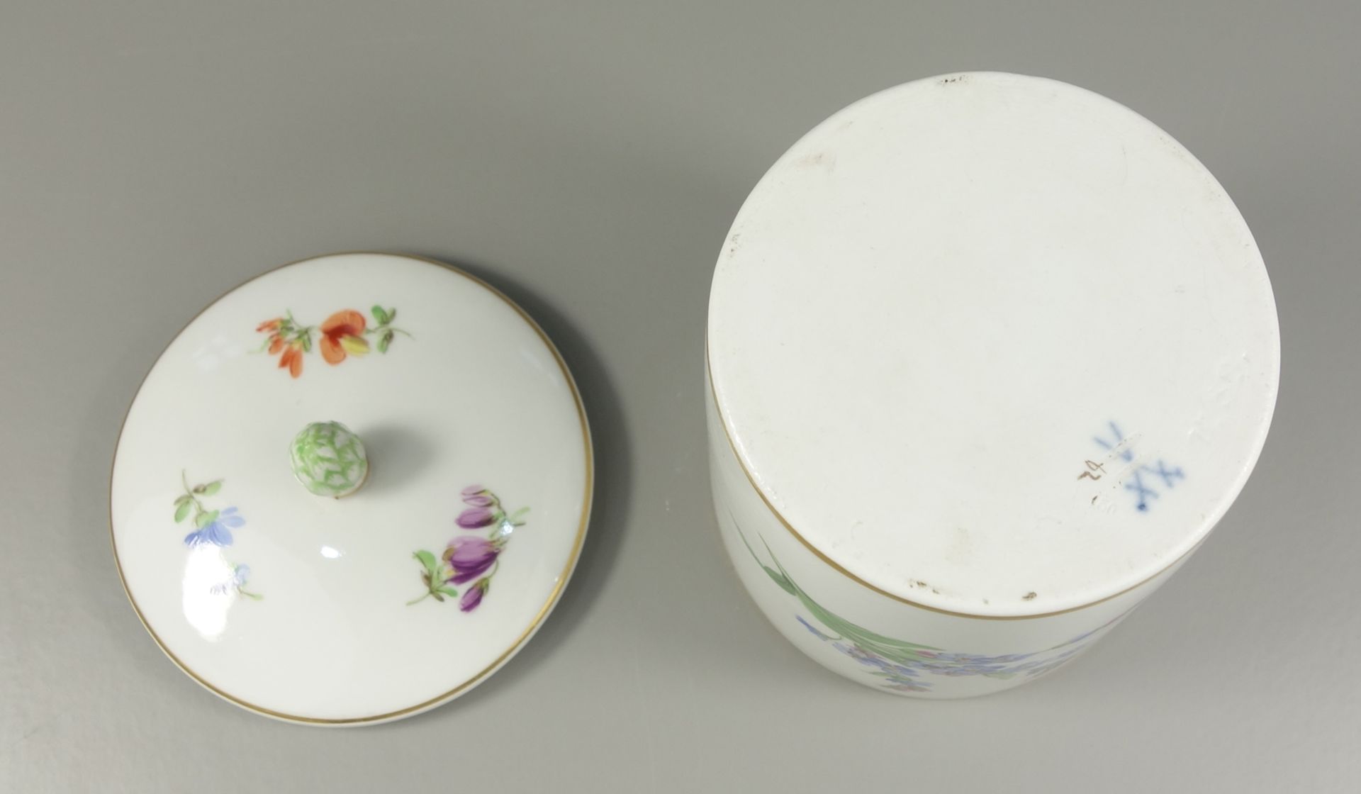 zylindrische Deckeldose, Blumenmalerei, Meissen, Knaufzeit, 1815-1924, H.11cm, unglasierter Boden - Bild 2 aus 2