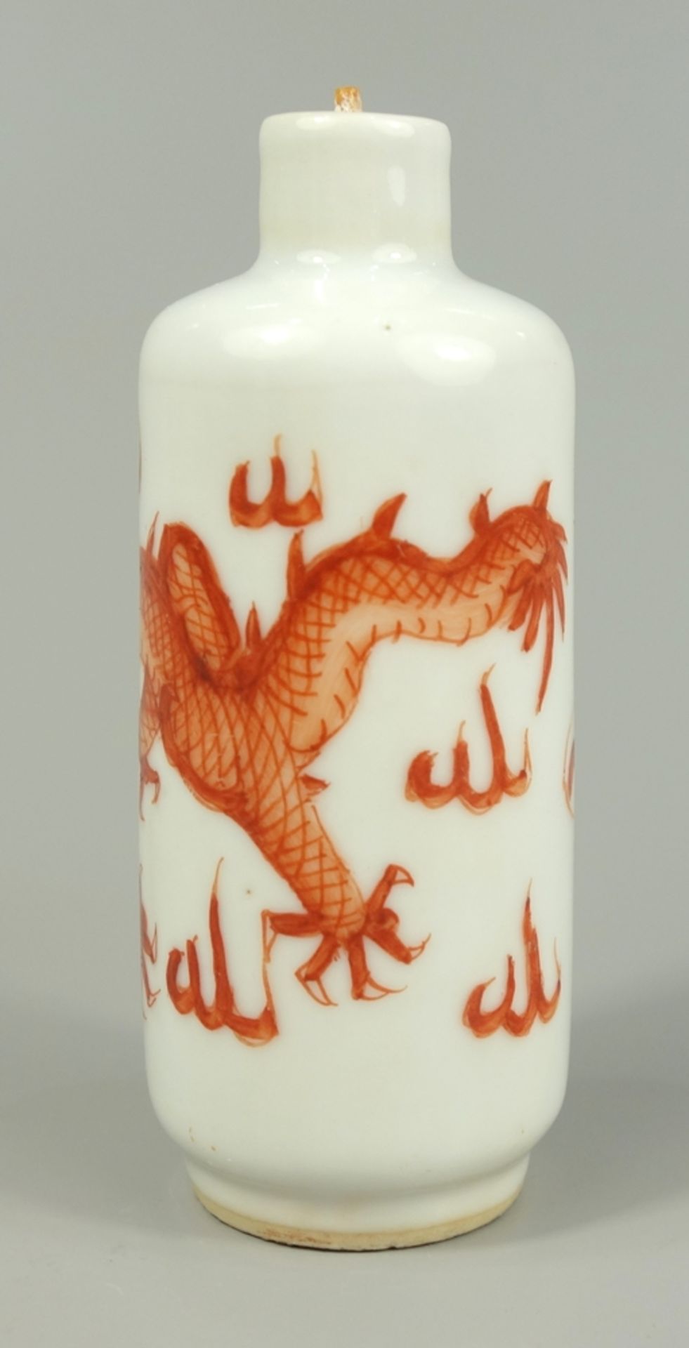 Snuffbottle mit Drachenmotiv in Rot, China, Qing-Dynastie, zylindrischer Porzellankorpus mit - Bild 2 aus 3