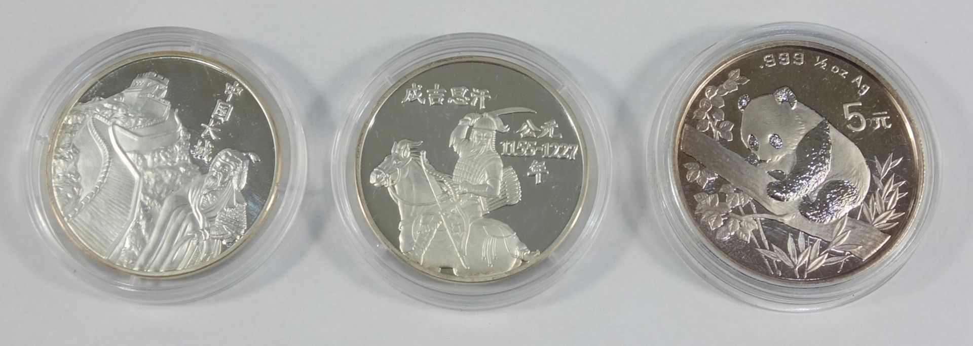 5 Yuan 1995 und 2 Medaillen, Silber, China: 5 Yuan 1995, 999er Silber, Gew.15,60g; Silbermedaille "