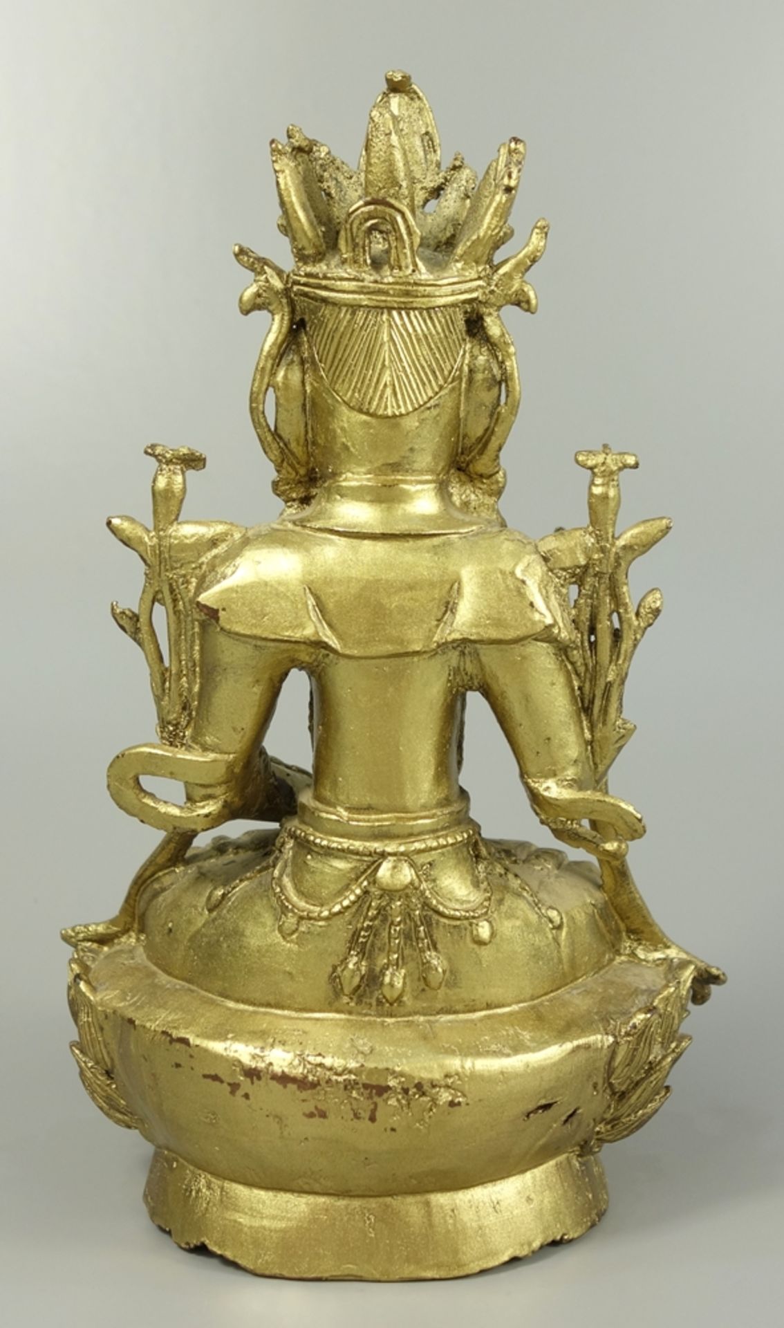 Bodhisattva Guanyin, China, wohl späte Ming- Dynastie, Kupfer vergoldet, im Lotussitz auf Lotusthron - Bild 3 aus 6