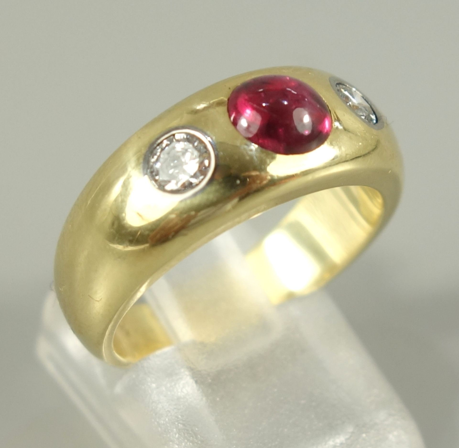massiver Rubin-Brillant-Ring, 750er Gold, Gew.10,35g, U.55, zentraler Rubin-Cabochon zwischen 2