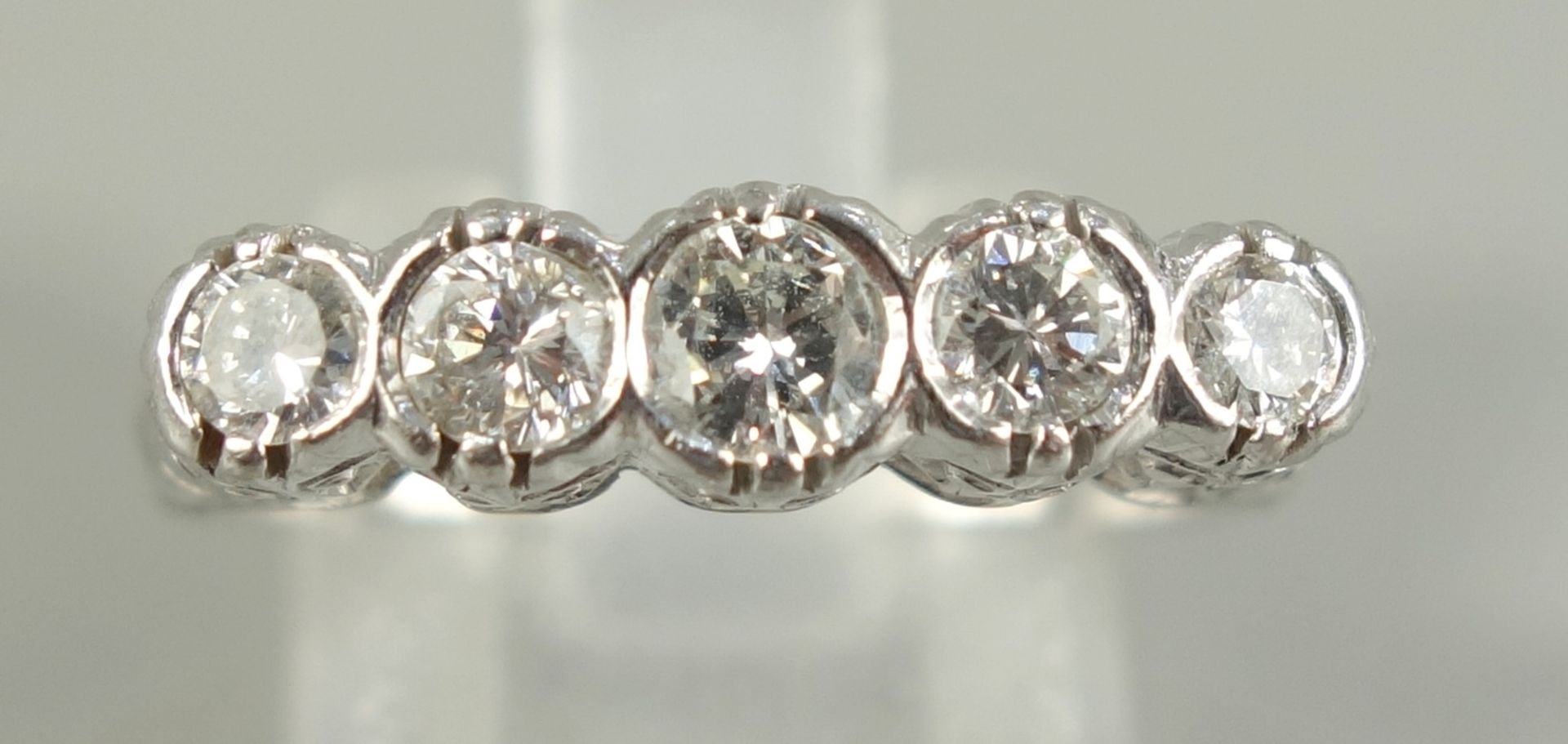 Ring mit 5 Brillanten, 585er Weißgold, Art Déco, Gew.4,36g, U.54, in verziertem Ringkopf