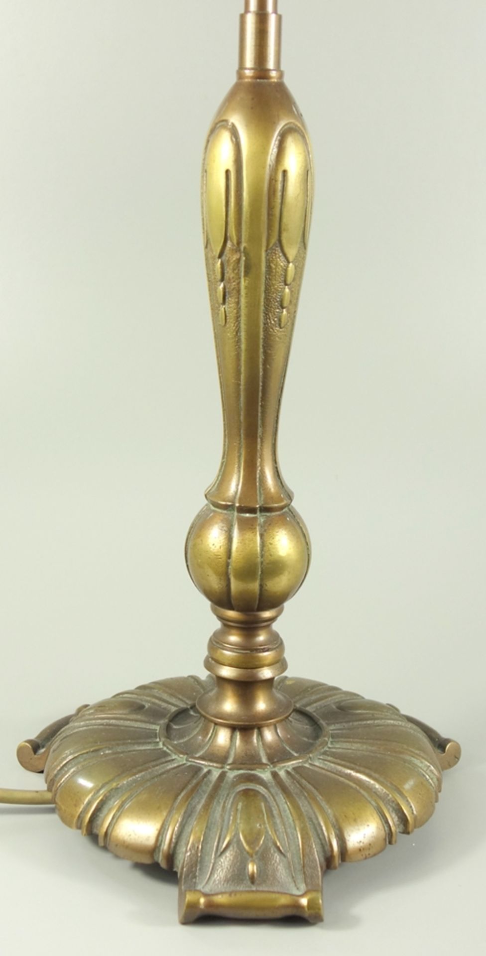Messingtischlampe, zweiflammig, 1930er Jahre, Bronzeguss mit stilisierten Blüten, H.64,5cm, - Bild 2 aus 3