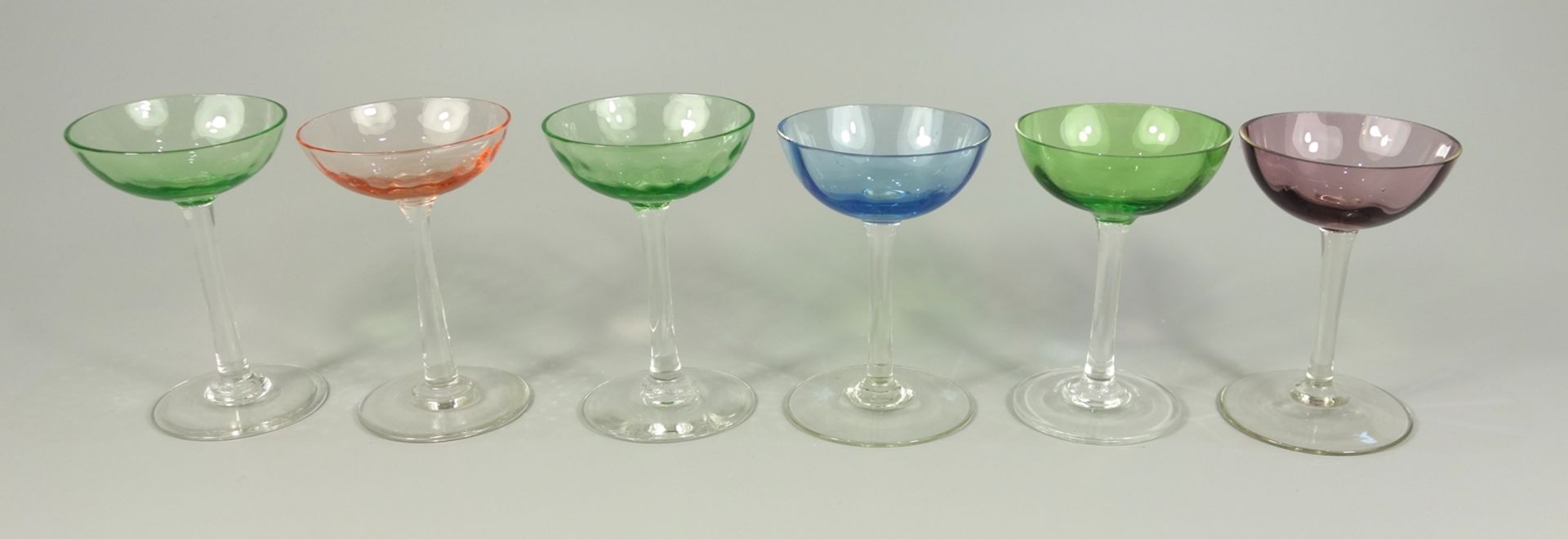 2* 3 Likörschalen, Jugendstil, um 1920, H.9 und 9,2cm, davon 2* Uranglas2 * 3 liqueur glasses, Art