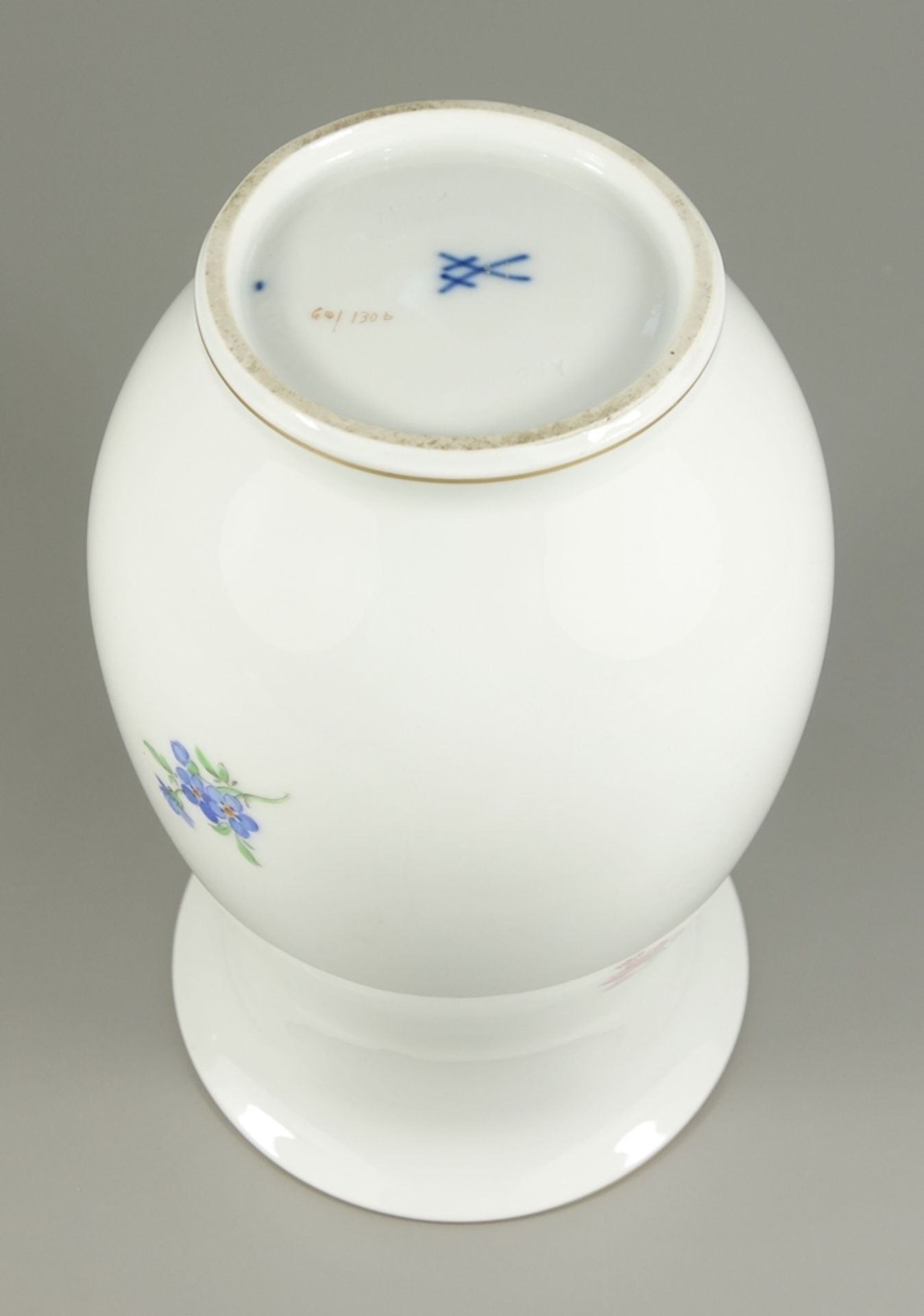 Vase mit Sommerblumen, Meissen, nach 1934, H.16,5cm, unterglasurblaue Schwertermarke mit 2 - Bild 2 aus 2