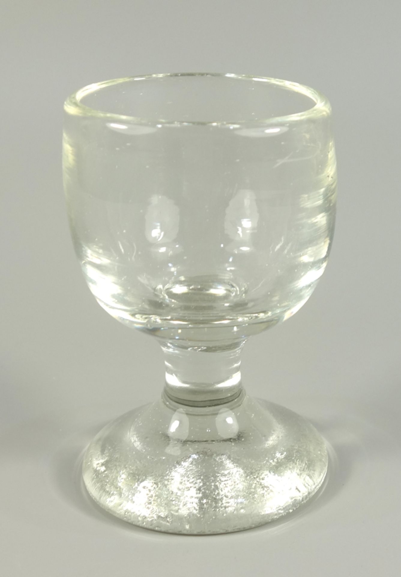 massives Trinkglas, um 1890, H.11,3cm, Vollglasschaft und -stand, geätzter Eichstrich "0,1L"Solid