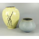 2 Keramikvasen, 60er Jahre: Vase mit von Hellblau in Graubraun übergehender Glasur, Hamelner