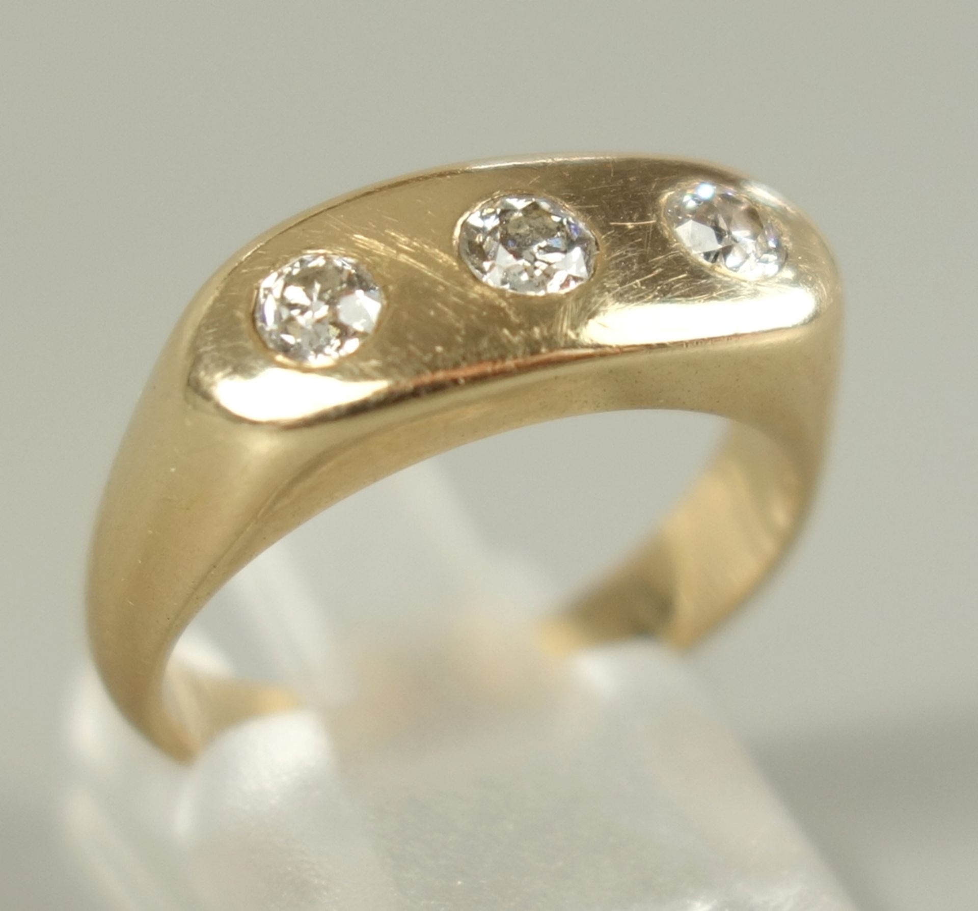 Ring mit 3 Diamant--Brillanten, 585er Gelbgold, Gew. 6,71g, total ca.0,45ct, massive Ringschiene,