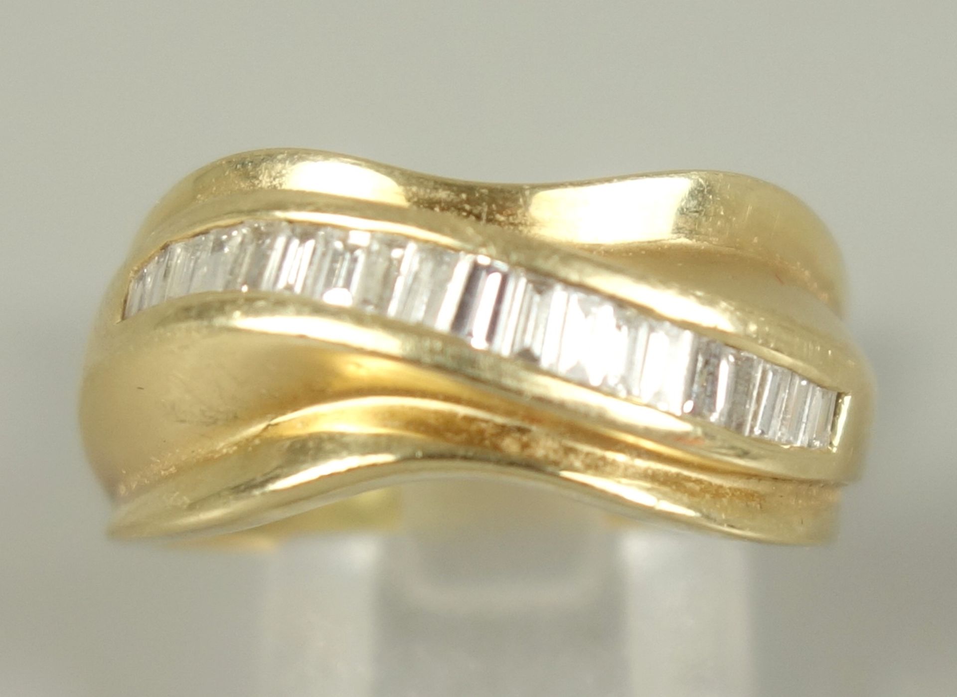 Ring mit Dia.-Brillanten, 585er Gold, Gew. 6,24g, gepr., eckige, facettierte Steine, nebeneinander - Bild 2 aus 2