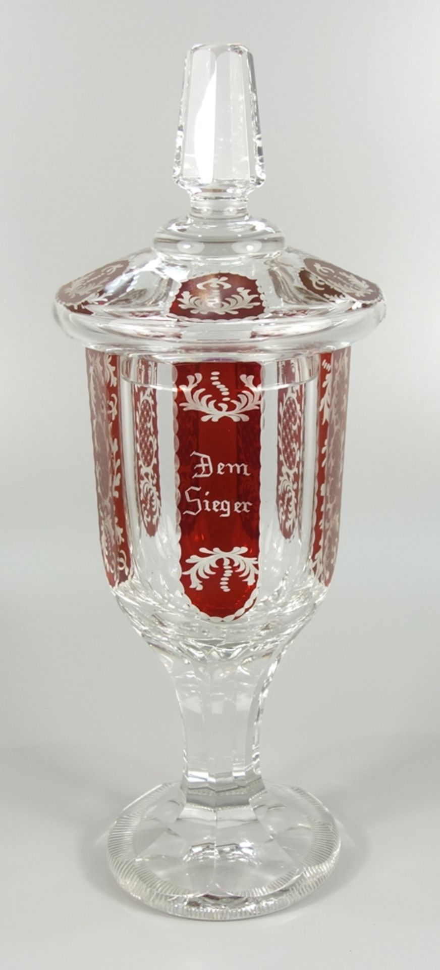 Deckelpokal "Dem Sieger", Böhmen, um 1930, Kristallglas, Vollglasstand mit Kerbschliff, Schaft mit