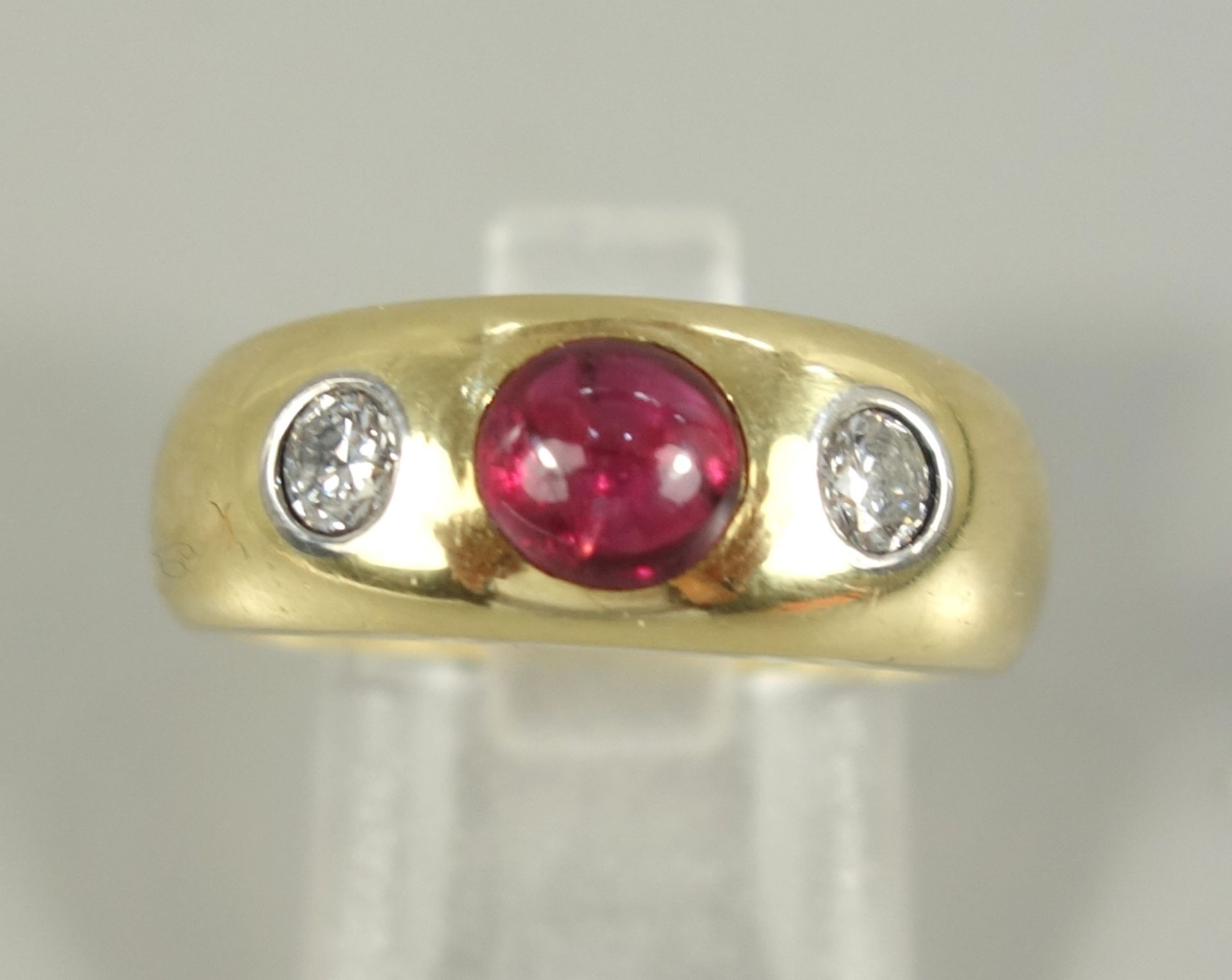 massiver Rubin-Brillant-Ring, 750er Gold, Gew.10,35g, U.55, zentraler Rubin-Cabochon zwischen 2 - Bild 2 aus 2