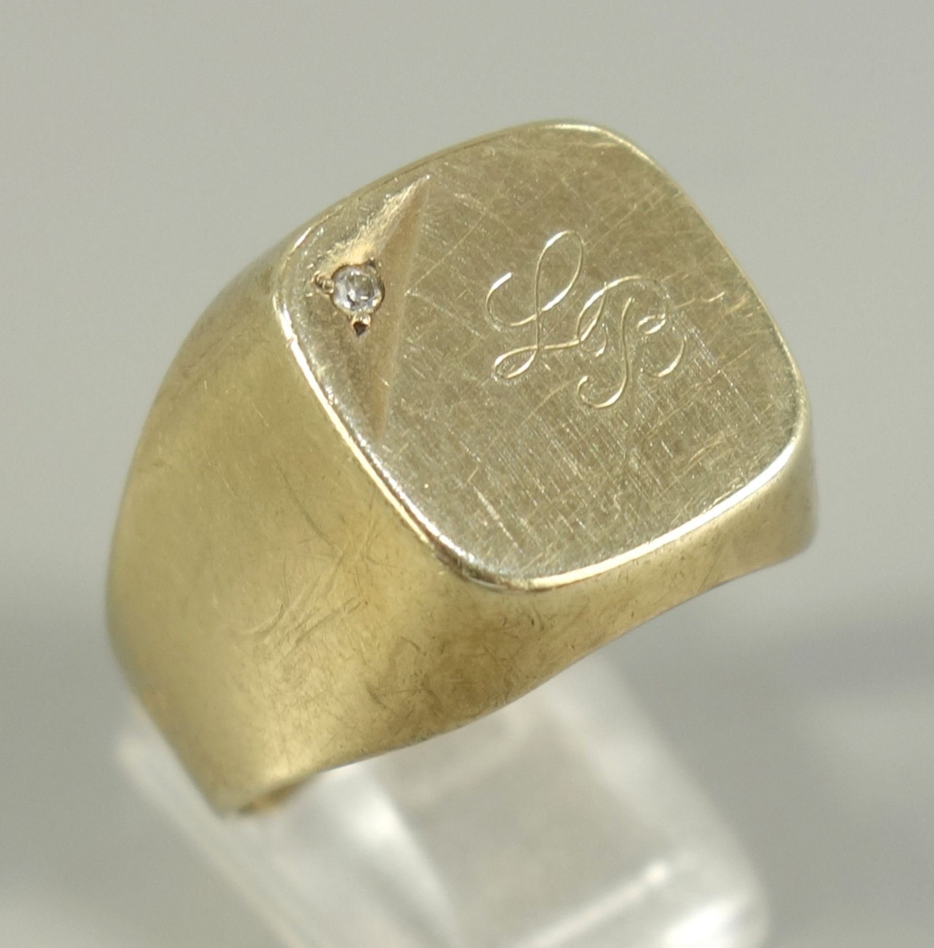 Herrenring mit Diamant, 333er Gold, Gew.7,35gMen's ring with diamond, 8ct yellow gold, weight 7,