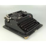 mechanische Schreibmaschine Optima Elite, schwarz lackiert, vierreihiges Tastenfeld mit