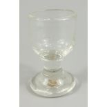 Personalisiertes Abriss-Schnapsglas, Ende 19.Jh., H.8,1cm, dickwandig, kurzer Schaft, Kuppa mit