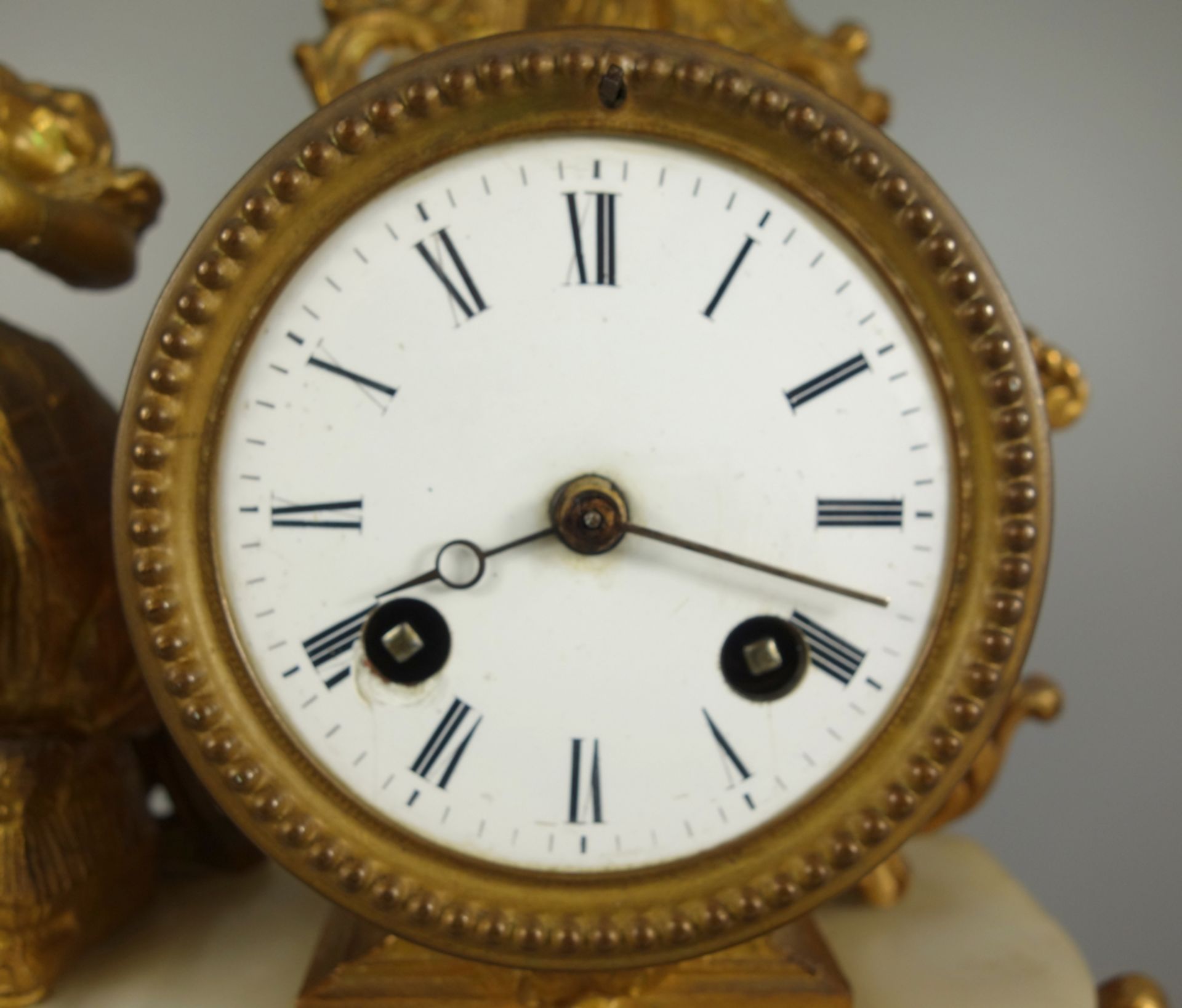 figürliche Pendule, um 1870, reich verzierter Sockel mit Alabastereinlage, rundes Uhrengehäuse mit - Bild 3 aus 4