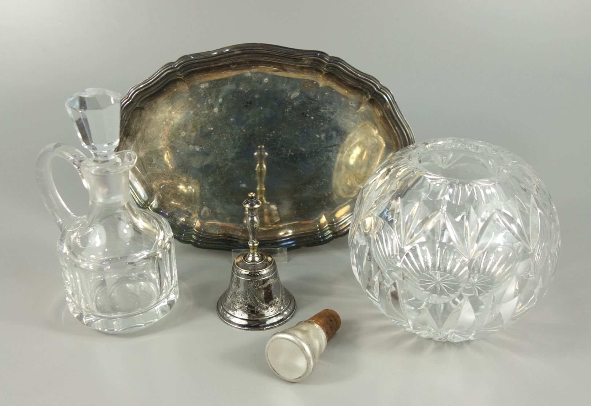 5-teiliges Konvolut: ovales Tablett, Silberauflage, 23*15,5cm; versilbertes Tischglöckchen, WMF-
