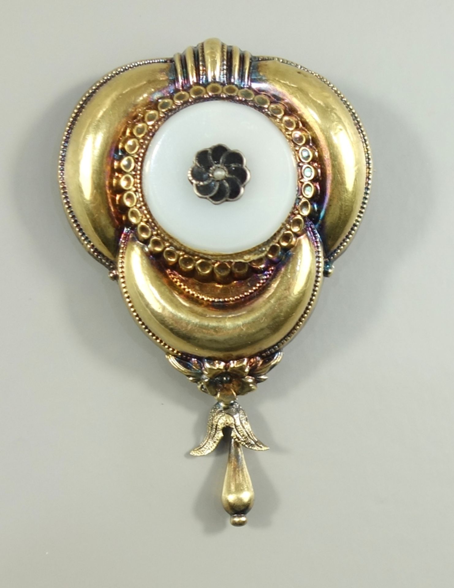 Brosche, Biedermeier, sogen.Schaumgold, Gew.14,34g, zentrale, kleine Emailleblüte mit Perle,