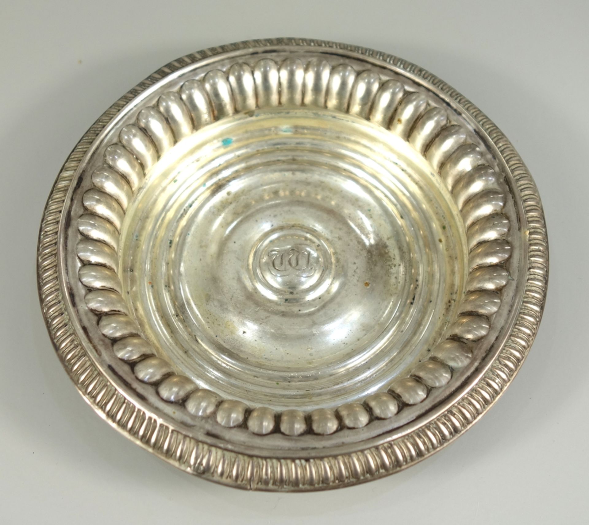 Flaschenuntersetzer, Hossauer (1831-1855), Berlin, 12-lötiges Silber, gemuldet mit reliefiertem