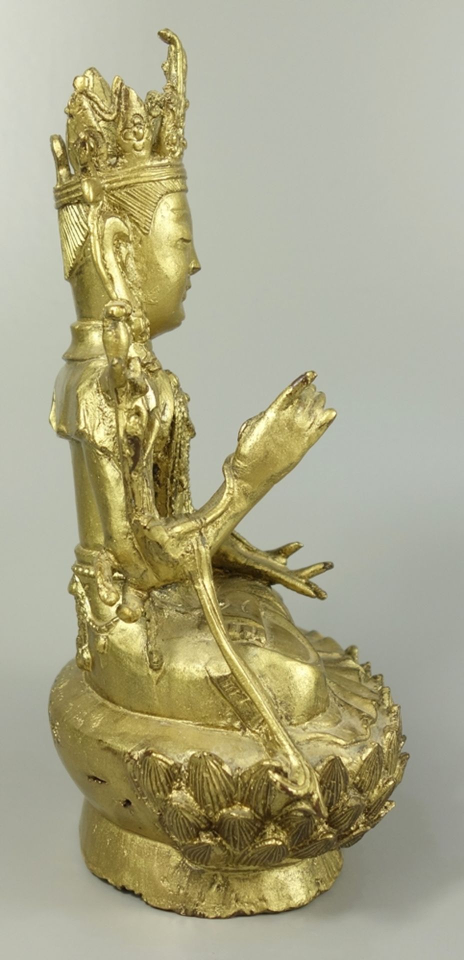 Bodhisattva Guanyin, China, wohl späte Ming- Dynastie, Kupfer vergoldet, im Lotussitz auf Lotusthron - Bild 2 aus 6