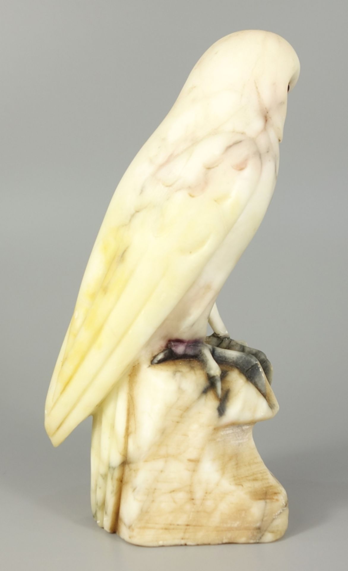 Falke, Alabaster, 1.Hälfte 20.Jh., auf einem Podest sitzend, mit Glasaugen, H.14,8cm, Reste von - Bild 3 aus 3