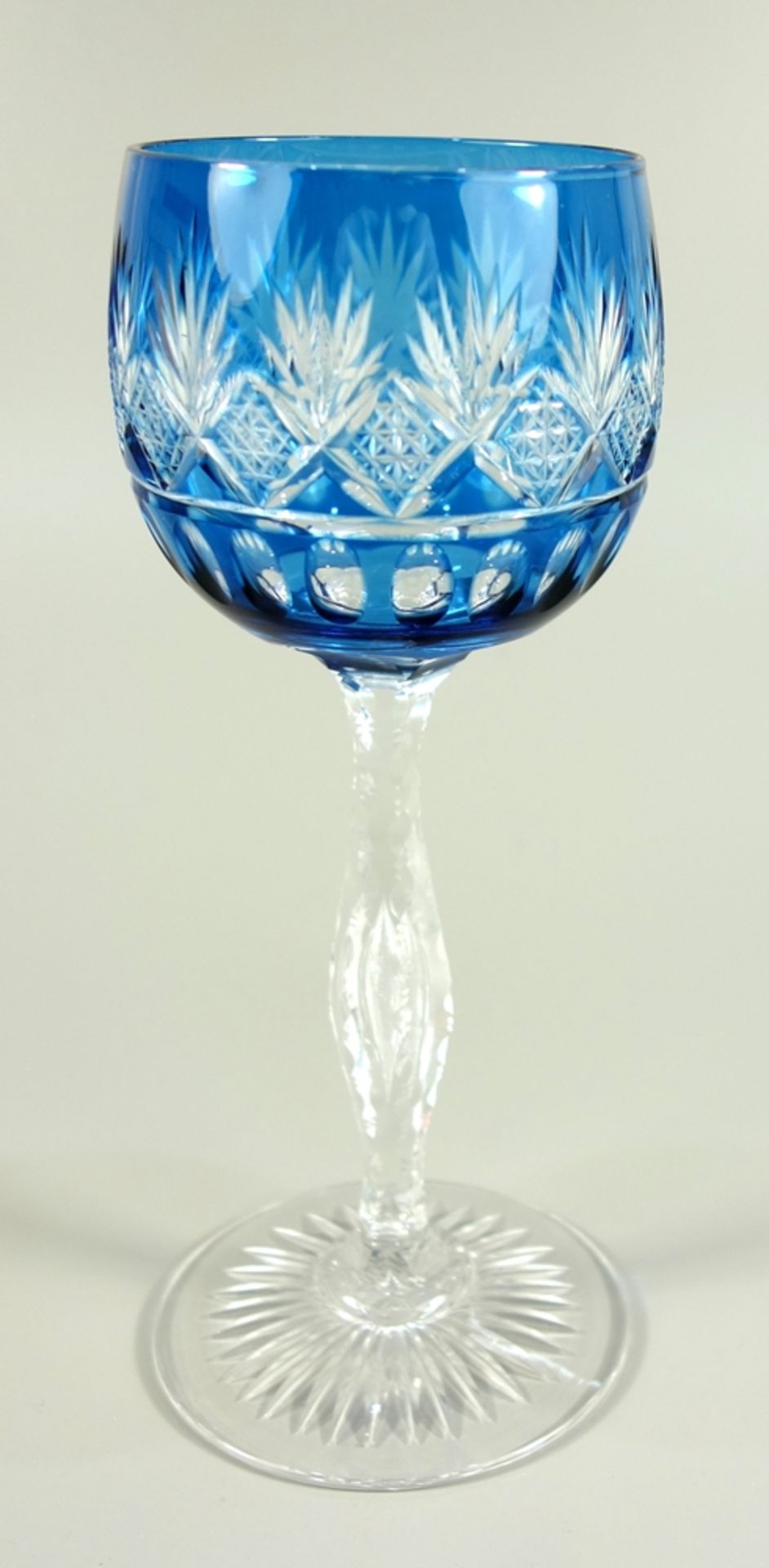 3 Römer und 1 Likörglas; Römer, blau überfangene Kuppa mit breitem Schälschliff, H.20cm, - Bild 2 aus 4