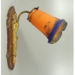 Jugendstil- Wandlampe, Noverdy France, um 1910, Pate-de-verre-Lampenschirm in Orange und Blau,