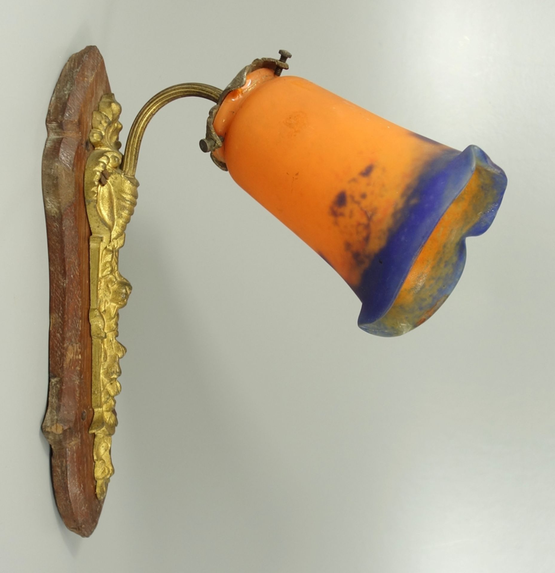 Jugendstil- Wandlampe, Noverdy France, um 1910, Pate-de-verre-Lampenschirm in Orange und Blau,