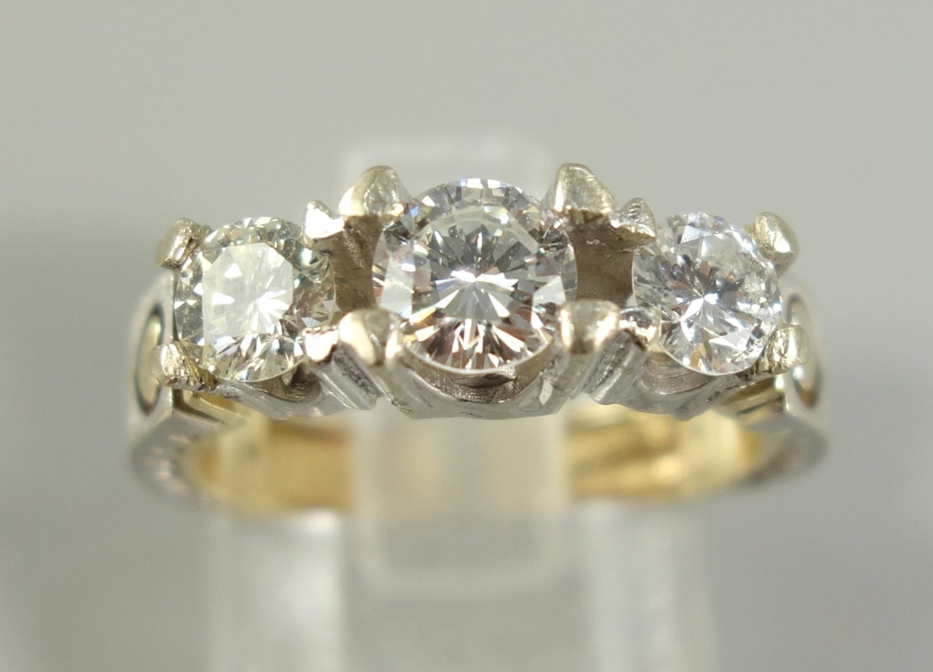 Brillant-Ring, 585er Gold, Gew.4,40g, U.51, 3 Brillanten, nebeneinander in Krappenfassung, total