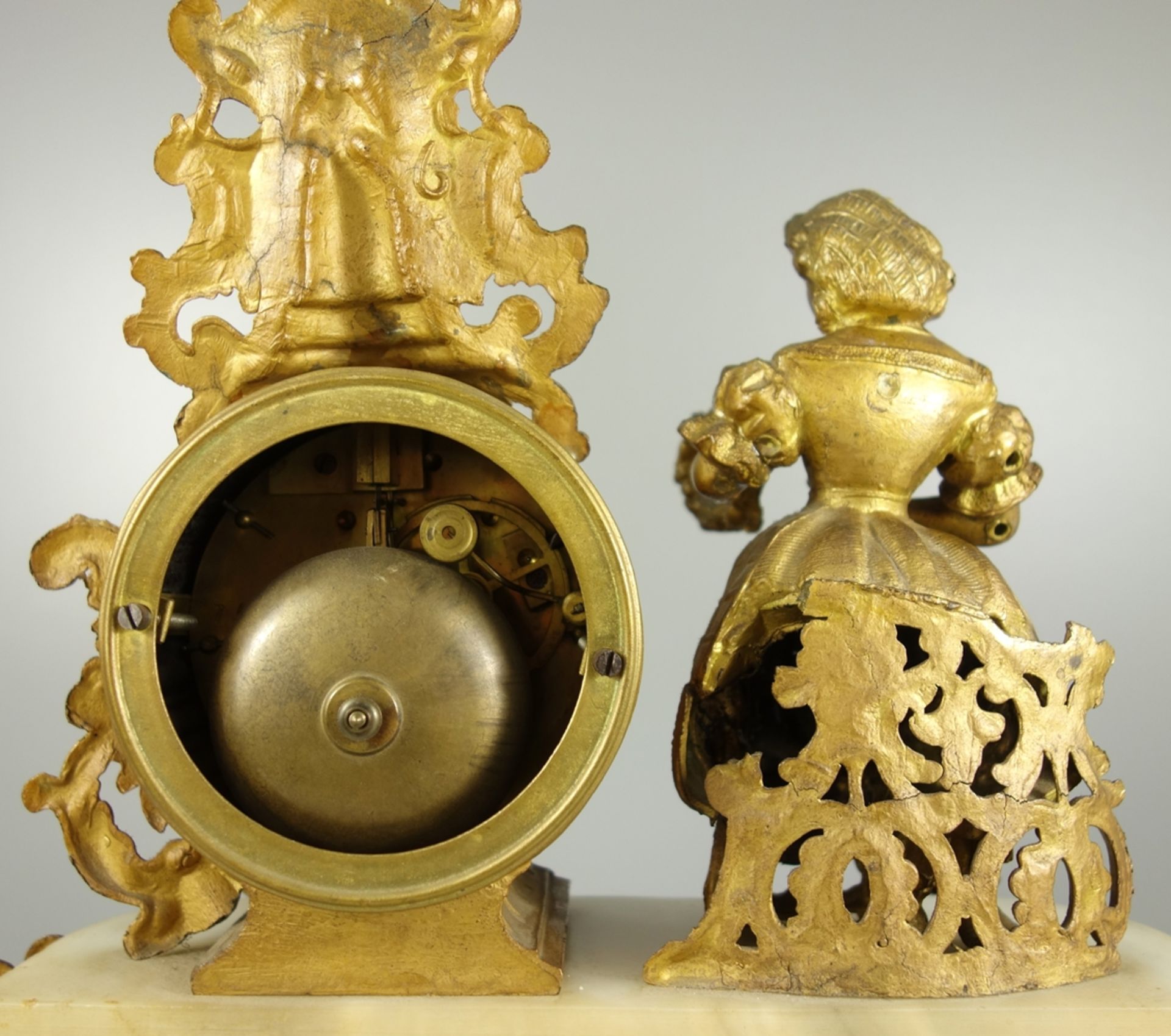 figürliche Pendule, um 1870, reich verzierter Sockel mit Alabastereinlage, rundes Uhrengehäuse mit - Bild 4 aus 4