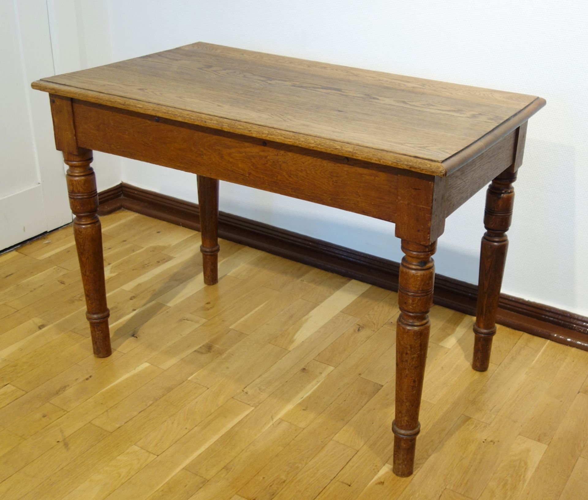 kleiner Esstisch, Gründerzeit um 1890, Eiche, gedrechselte Beine, rechteckige Tischplatte, H*B*T: