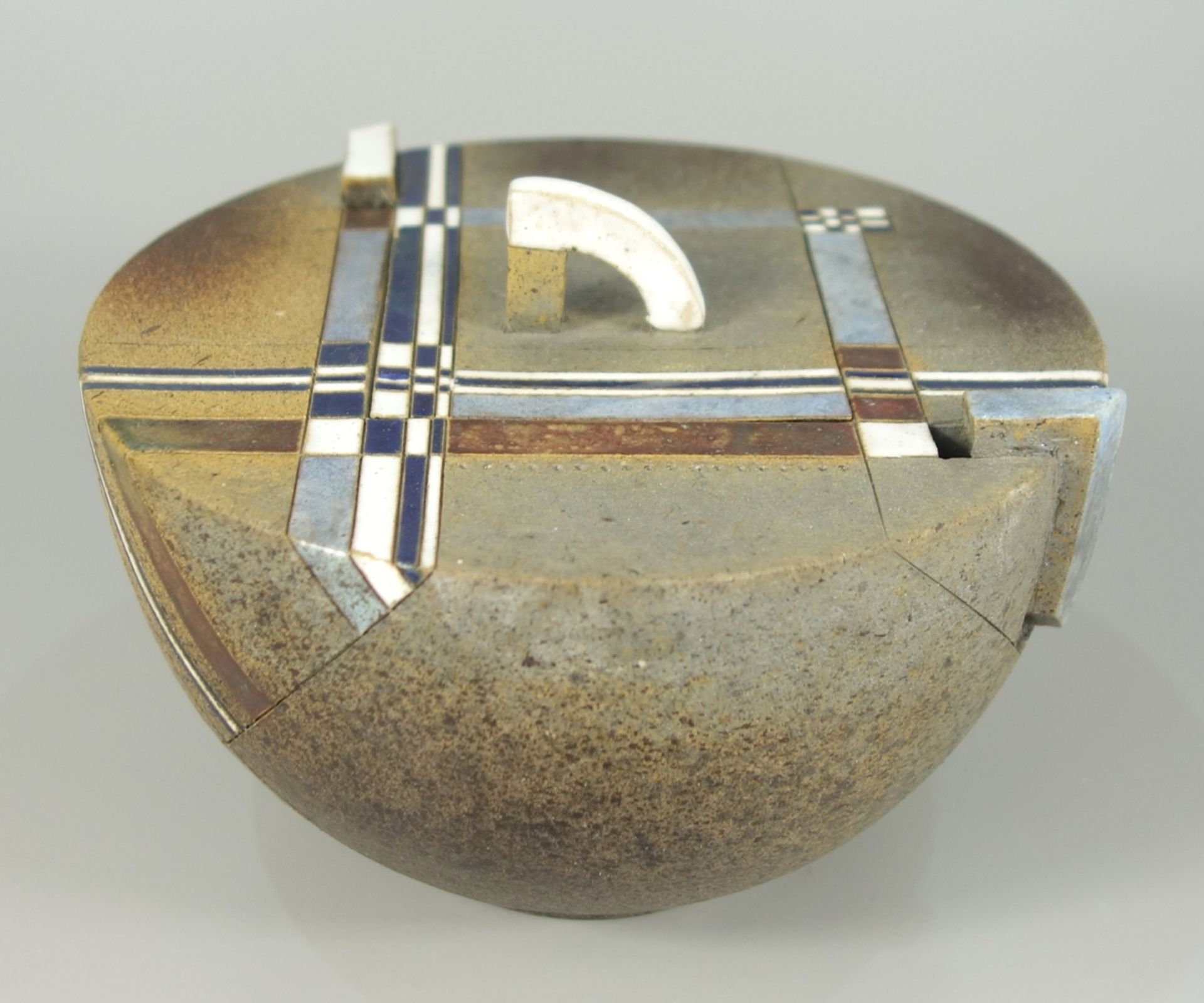 Raku-Dose, 1990, Hans-Peter Mader (*1951), Dose in Halbkugelform, mit geometrischem Ritzdekor,