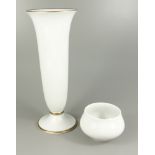 Schälchen, KPM Berlin und Vase, Hutschenreuther; Schälchen, KPM Berlin, H.6cm; Vase: schlanke