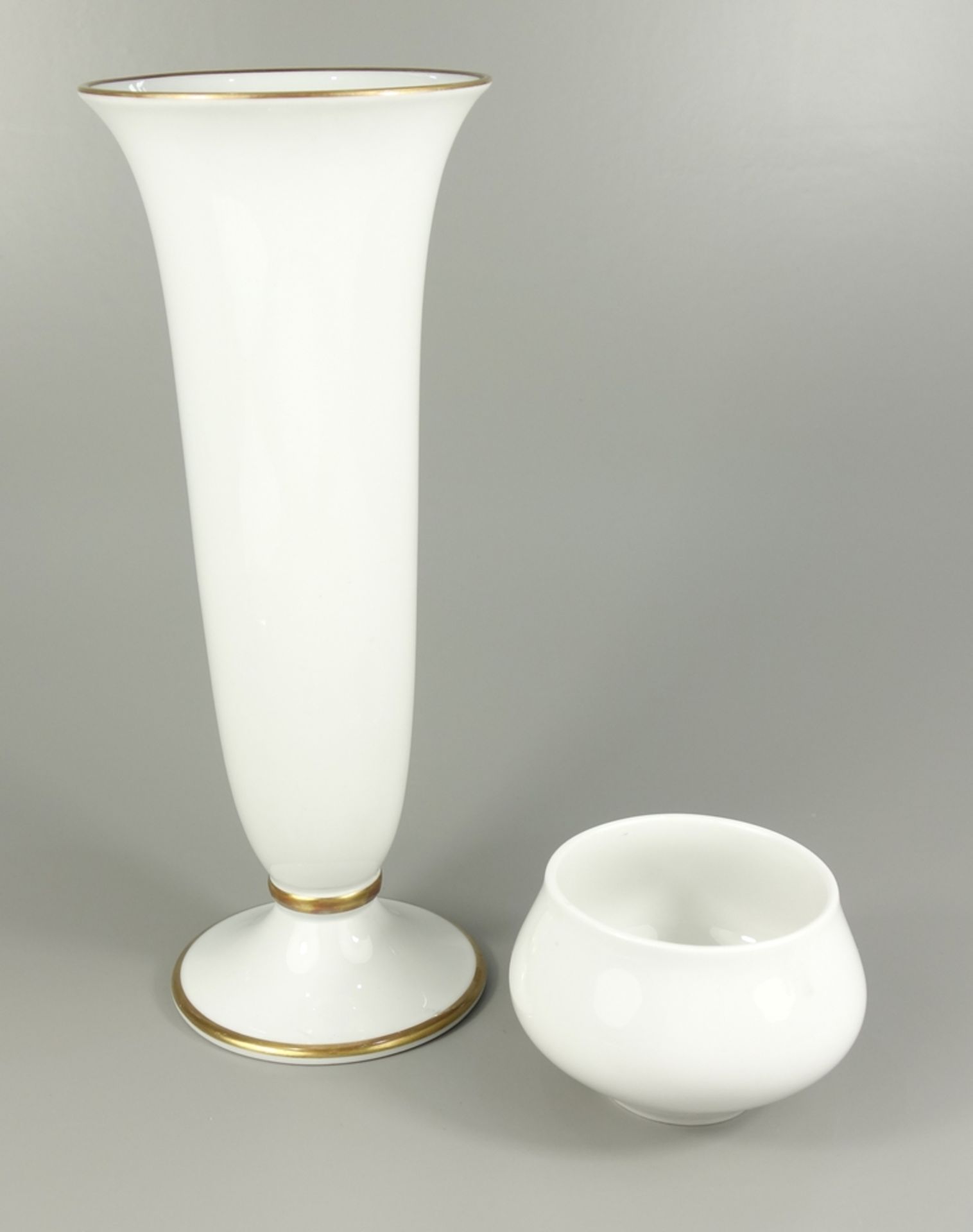 Schälchen, KPM Berlin und Vase, Hutschenreuther; Schälchen, KPM Berlin, H.6cm; Vase: schlanke