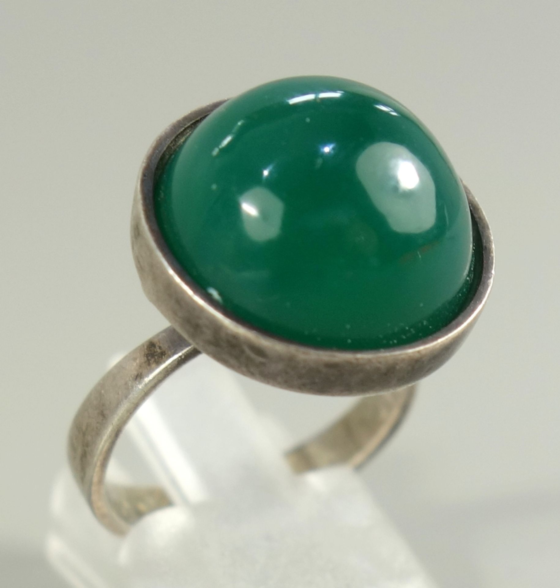 Ring mit Chrysopras,925er Silber, Gew.6,60g, ungedeutete Herstellerpunze "S+C", runder Cabochon,