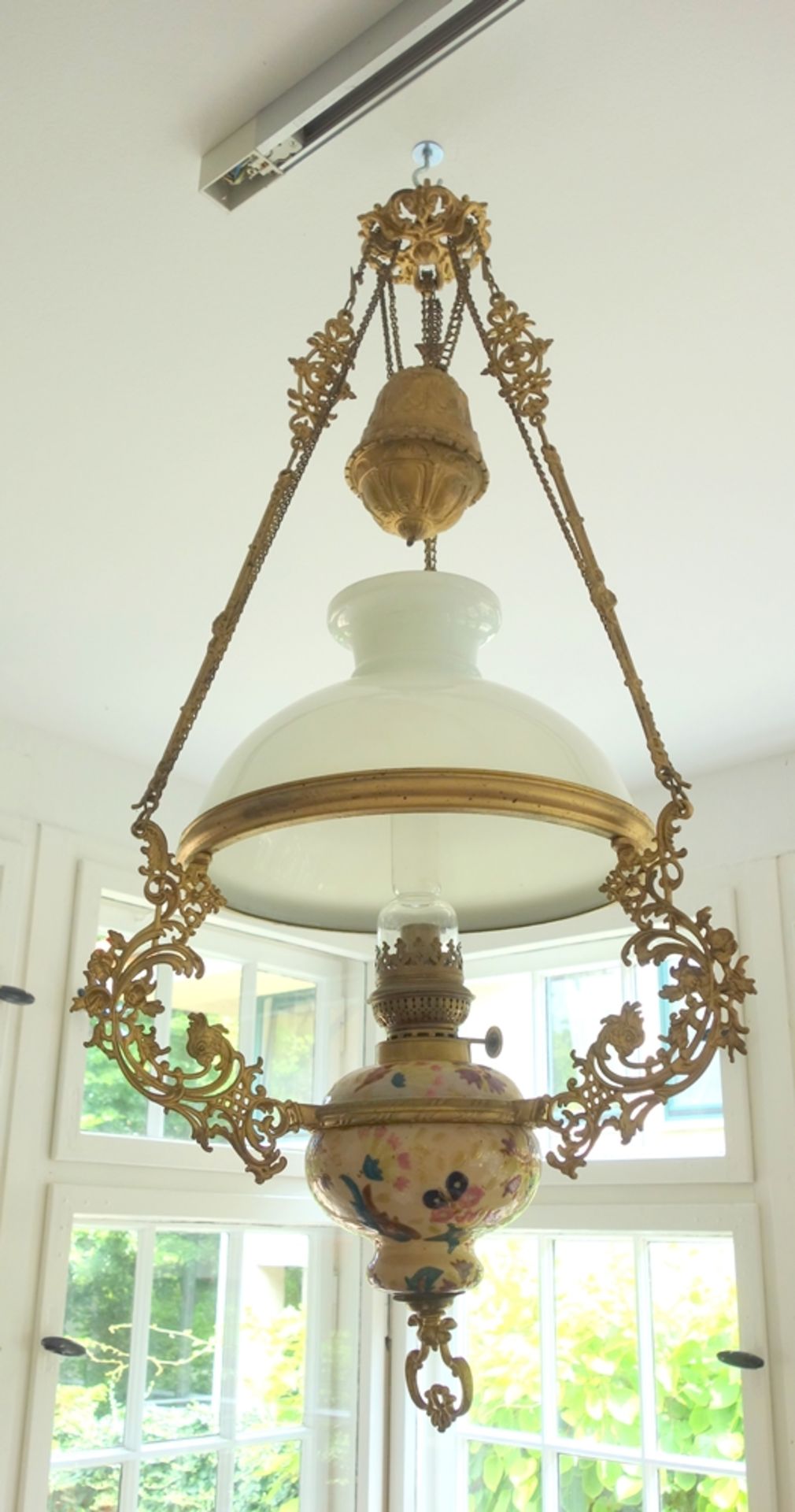 Petroleum- Deckenlampe, um 1880/ 1890, Messingguss, nachträglich vergoldet, Majolikakorpus,