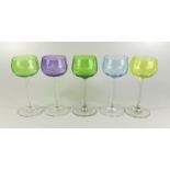 5 Weingläser mit Schleudersterngravur, H.17cm, unterschiedlich farbige Kuppas5 wine glasses, h.17cm,