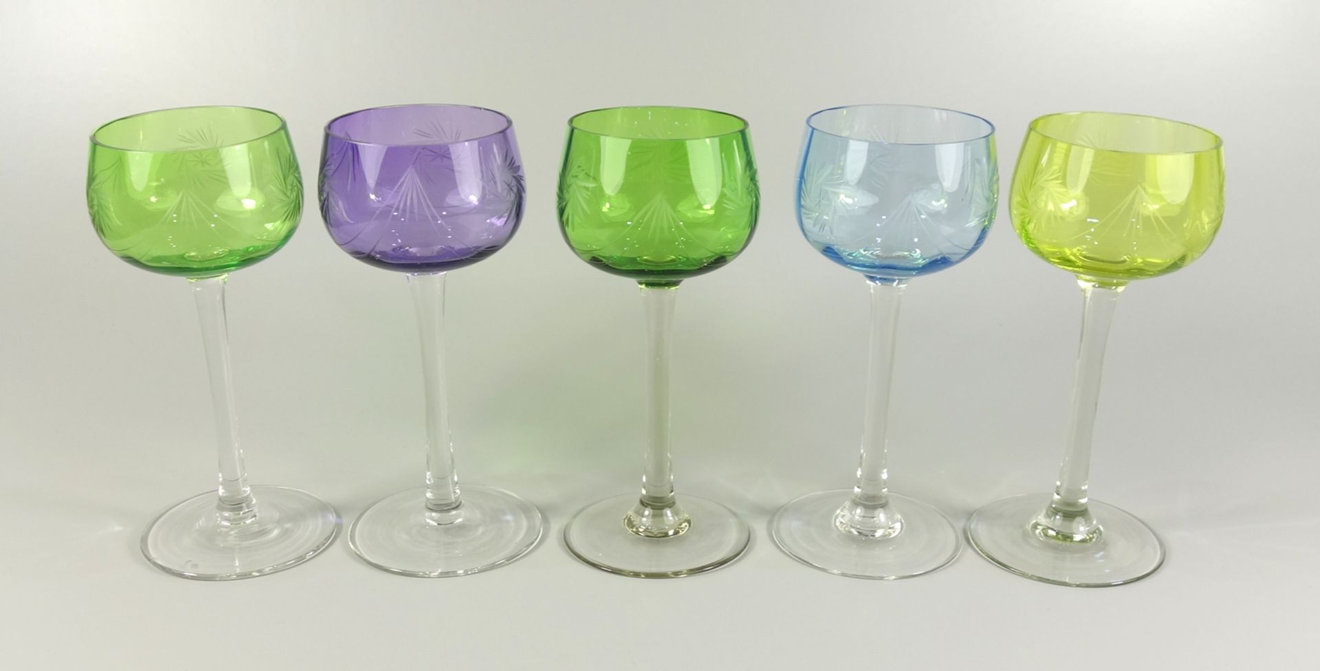 5 Weingläser mit Schleudersterngravur, H.17cm, unterschiedlich farbige Kuppas5 wine glasses, h.17cm,