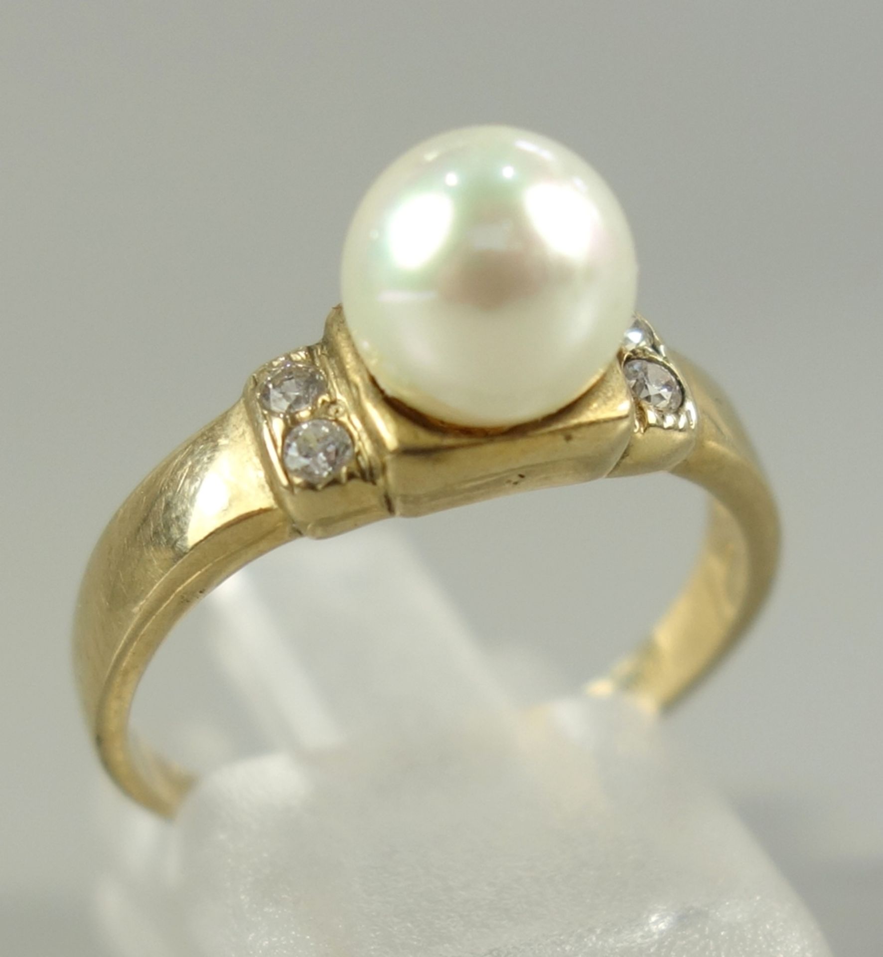 Ring mit Perle und Zirkonias, 333er Gold, Gew.2,58g, Perlen-Durchmesser ca.7mm, U.54Ring with