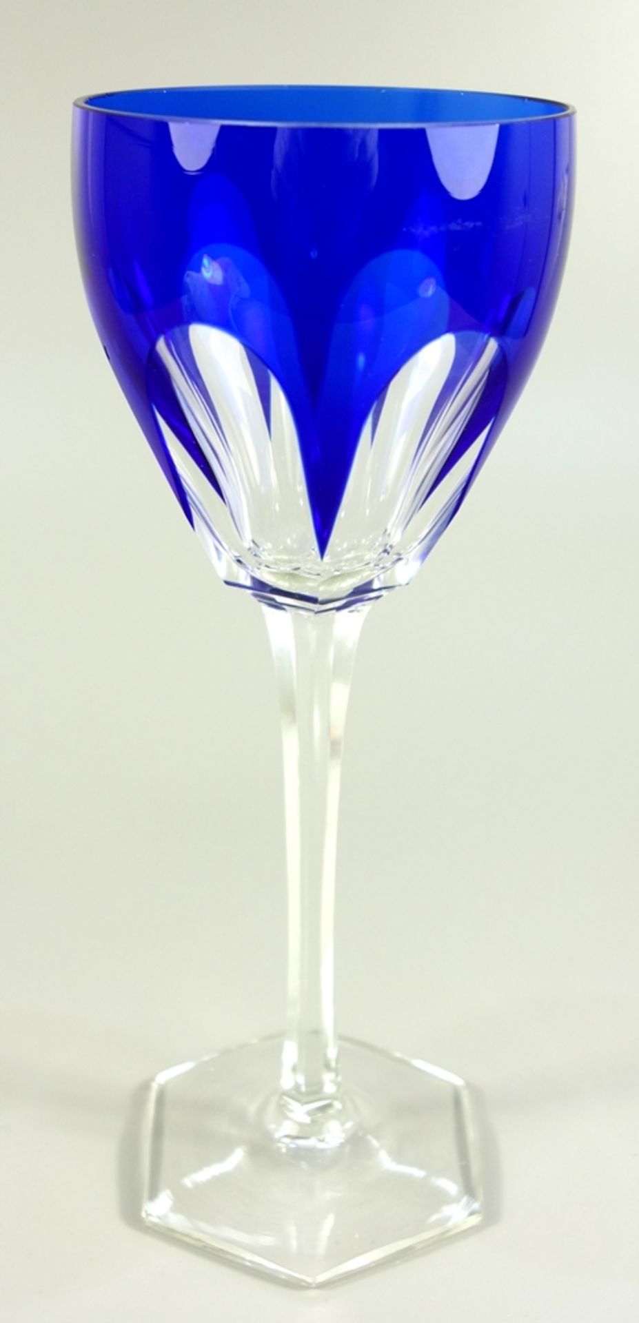 3 Römer und 1 Likörglas; Römer, blau überfangene Kuppa mit breitem Schälschliff, H.20cm,