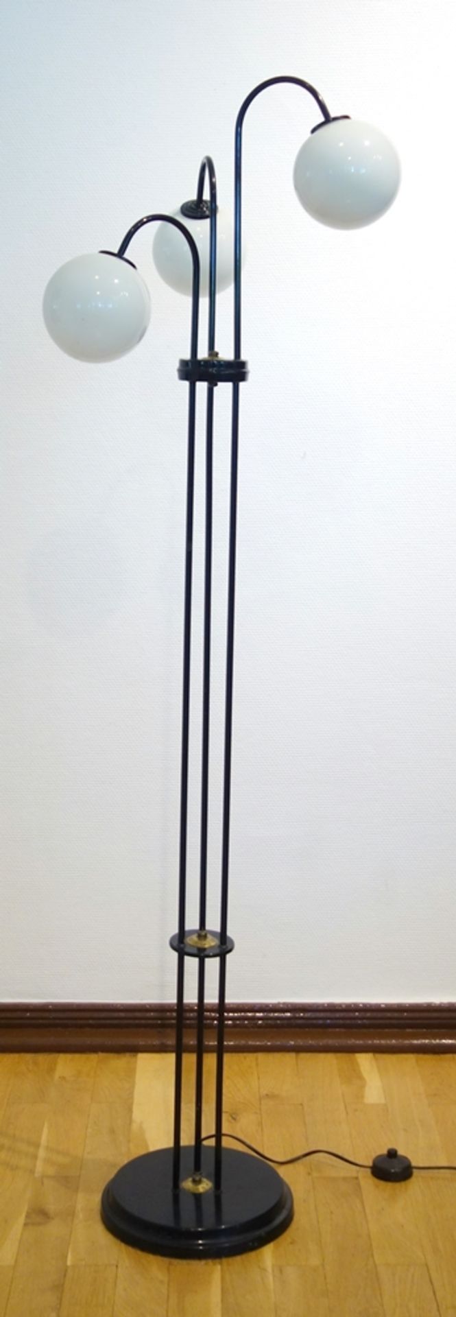 Stehlampe mit Kugelschirmen, 1950er/1960er Jahre, schwarz lackiert, mit drei Milchglaskugeln,