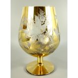 Zierglas mit Lilie und Schwalben, 2. Hälfte 20.Jh., goldüberfangen, feine, florale Gravur einer