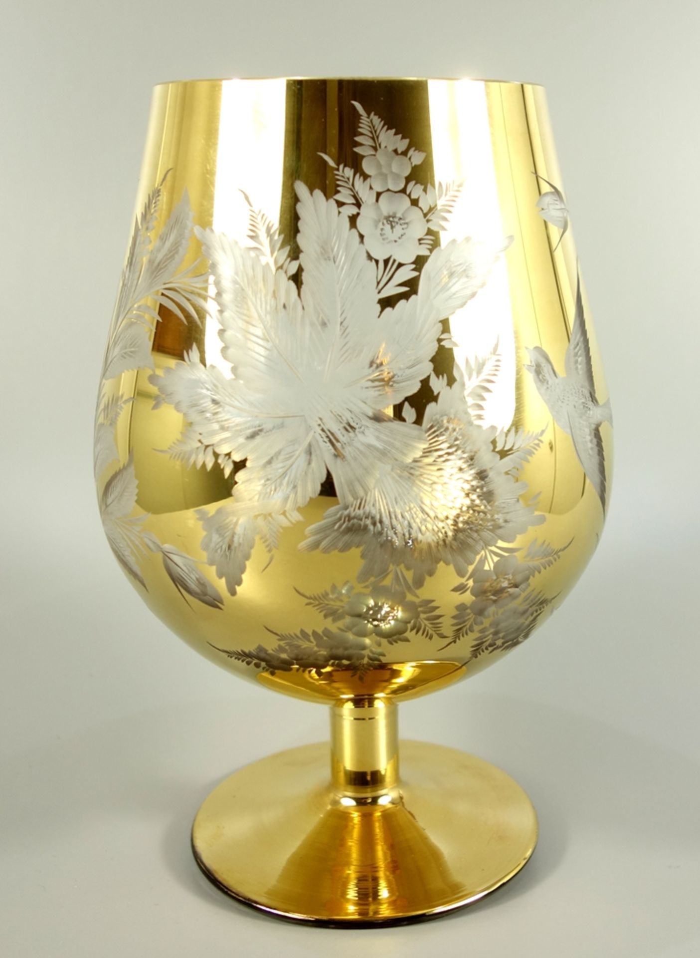 Zierglas mit Lilie und Schwalben, 2. Hälfte 20.Jh., goldüberfangen, feine, florale Gravur einer