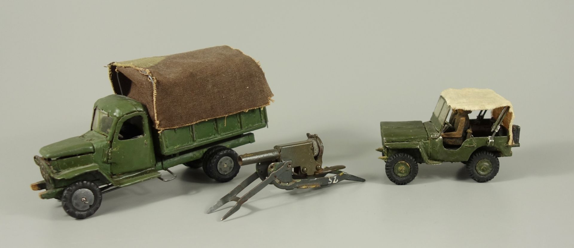 2 Militär- Fahrzeuge aus Holz und Metall und Geschütz, WK II, Autos wohl Eigenanfertigung; Jeep